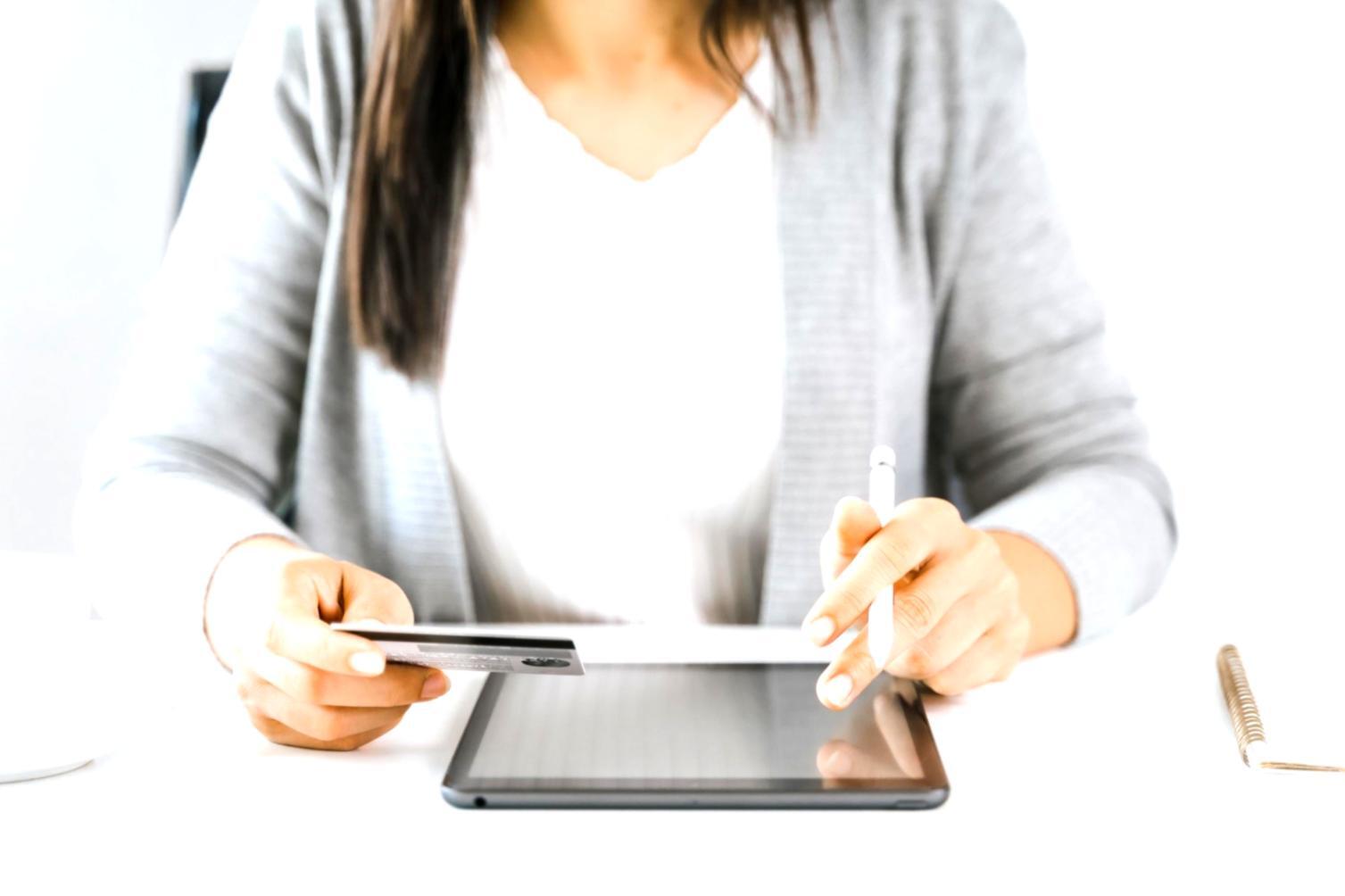 Arbeitsplatz mit UX-Design-Werkzeugen und Skizzen