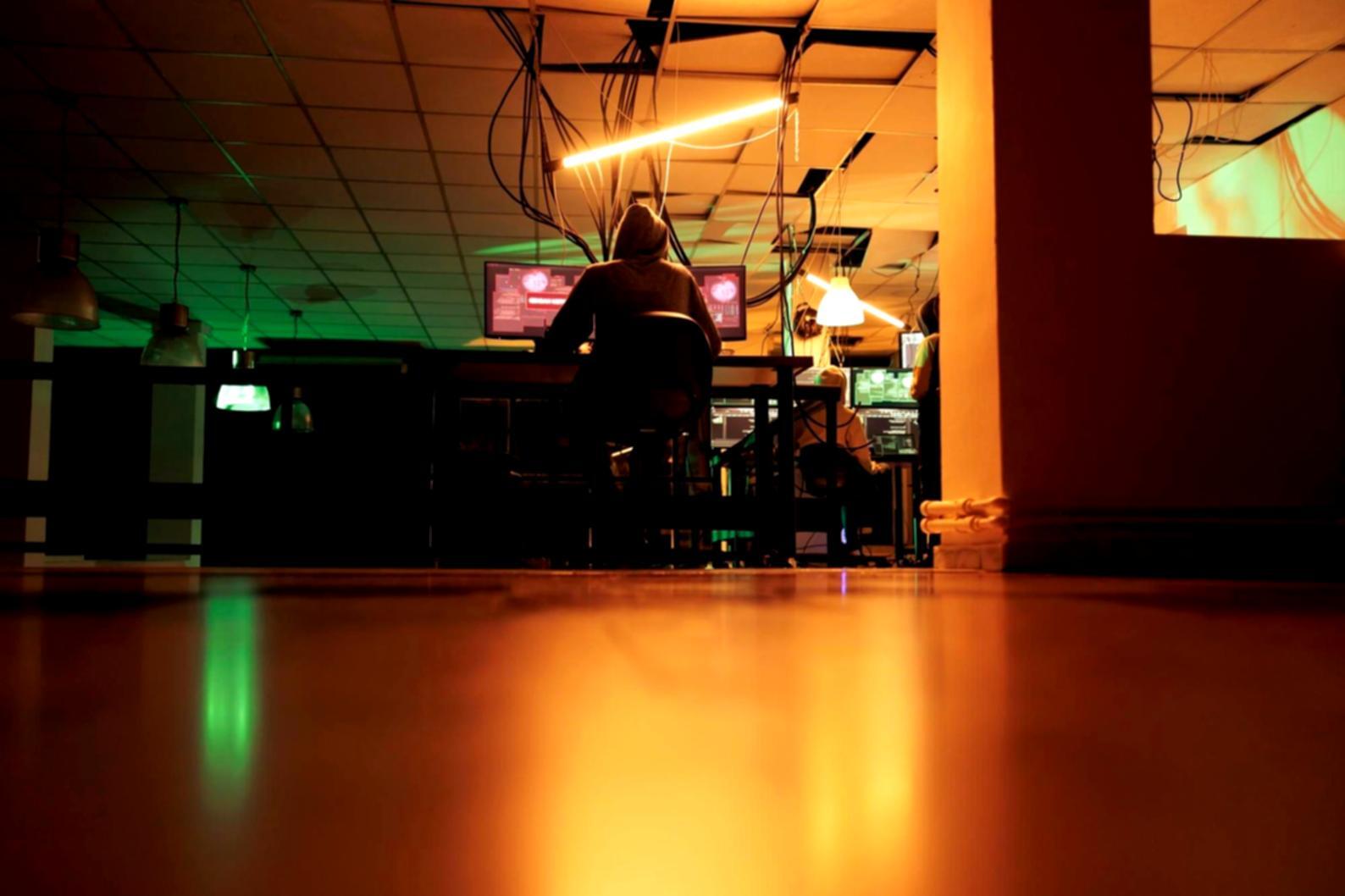 Studierende arbeiten gemeinsam an UX-Design-Projekten